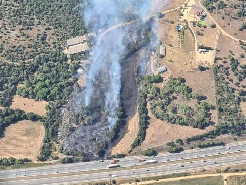 Incendi al veïnat de Coma Juliana (Mas Altaba) causat per un vehicle a l’AP7